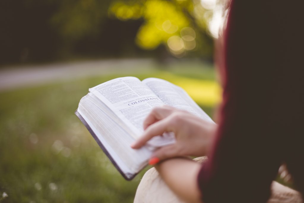 Kobieta czytająca biblię