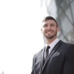 Szczęśliwy mężczyzna po rozmowie o pracę