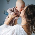 Radosna kobieta ze zdrowym dzieckiem na rękach