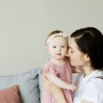 Mama przytulająca małą córeczkę