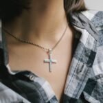 Łańcuszek z krzyżem na szyi
