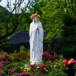 Figura Maryi wśród kwiatów i drzew