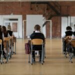 Dzieci w szkole piszące egzamin maturalny