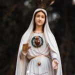 Figura Matki Bożej z różańcem i złotym sercem