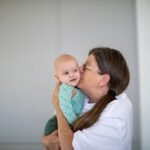 Radosna babcia całuje w pliczek swoją wnuczkę