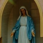 Kolorowa figura Matki Bożej
