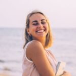 Uśmiechnięta, wolna kobieta na plaży