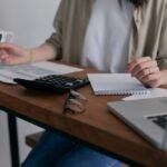 Uczciwie pracująca kobieta za biurkiem w pracy