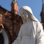 Figura Matki Bożej przed kościołem