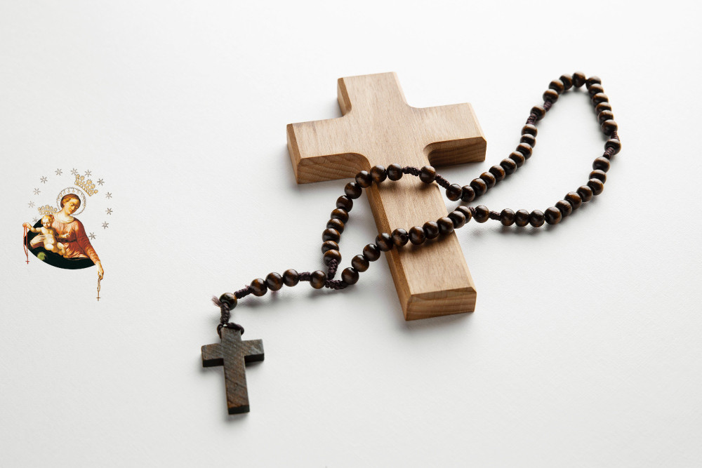 Różaniec leżący na drewnianym krzyżu