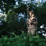 Figura Matki Bożej z Jezusem na tle drzew