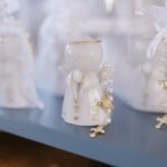 Białe dziesiątki różańca na ceramicznych figurkach aniołów