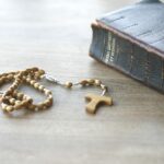 Drewniany różaniec i biblia