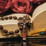Różaniec, krzyż, biblia i róże