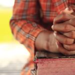 Ręce kobiety modlącej się, biblia