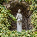Figurka Matki Bożej z dzieciątkiem Jezus w grocie obrośniętej bluszczem