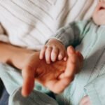 Matka trzymająca małe dziecko za rękę