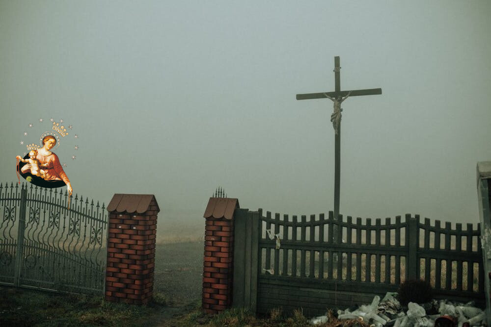 Krzyż za płotem we mgle