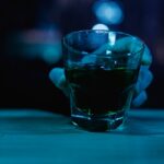 Szklanka z alkoholem w dłoni