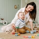 Radosna mama bawiąca się ze swoim synkiem