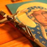 Krzyż i obrazek matki Bożej Częstochowskiej
