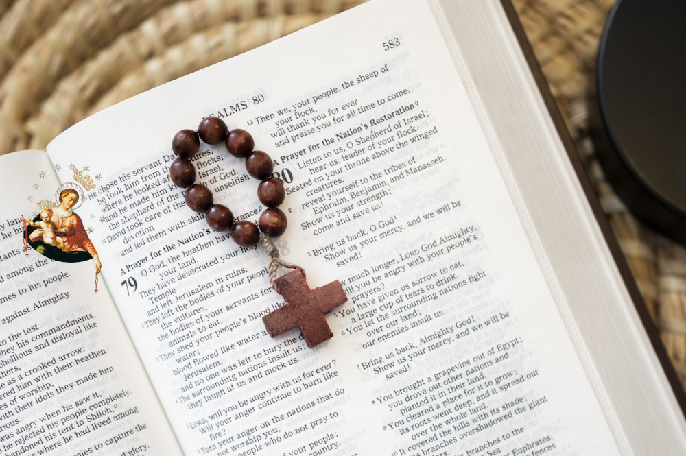 Drewniana dziesiątka różańca leżąca na biblii