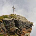 Krzyż na skale w górach