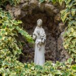 Figura Matki Boże z dzieciątkiem pośród bluszczu