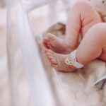 Małe nóżki nowonarodzonego dziecka po porodzie