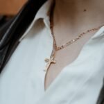 Złoty łańcuszek z krzyżykiem na szyi