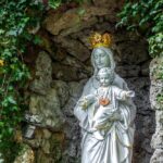 Figura Matki Bożej w grocie