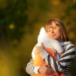 Matka przytulające małe dziecko