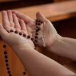 Różaniec położony na rękach
