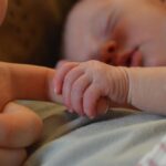 Noworodek, dziecko trzymające mamę za palec