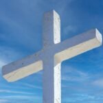Biały krzyż na tle błękitnego nieba
