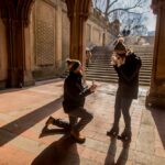 Mężczyzna oświadczający się kobiecie