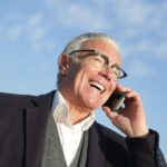 Szczęśliwy mężczyzna rozmawiający przez telefon
