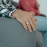 Dłoń z obrączką małżeńską. Małżeństwo u terapeuty