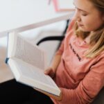 Młoda nastolatka, dziecko, czytające biblię