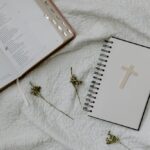 Otwarta biblia i notes z krzyżem