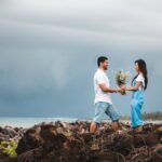 Szczęśliwa, zakochana para nad morzem