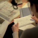 Kobieta trzymająca dokumenty w rękach