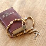 Różaniec leżący na biblii