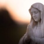 Figura modlącej się Matki Bożej