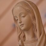 Drewniana figura Matki Bożej