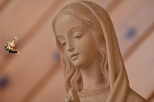 Drewniana figura Matki Bożej
