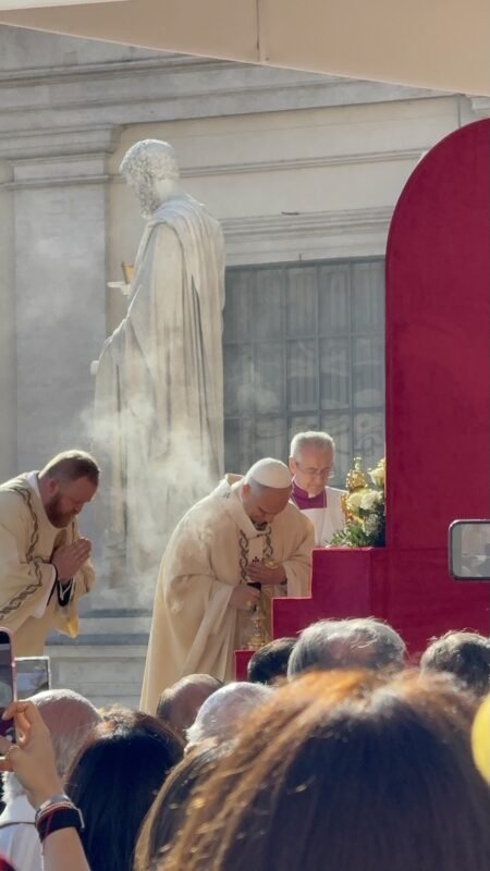 Loen XIV oddaje hołd relikwiom nowych Świętych