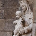 Figura Matki Bożej z Jezusem