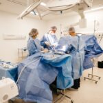 Lekarze na sali operacyjnej podczas operacji