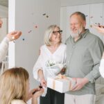 Małżeństwo otrzymuje prezenty od rodziny z okazji jubileuszu